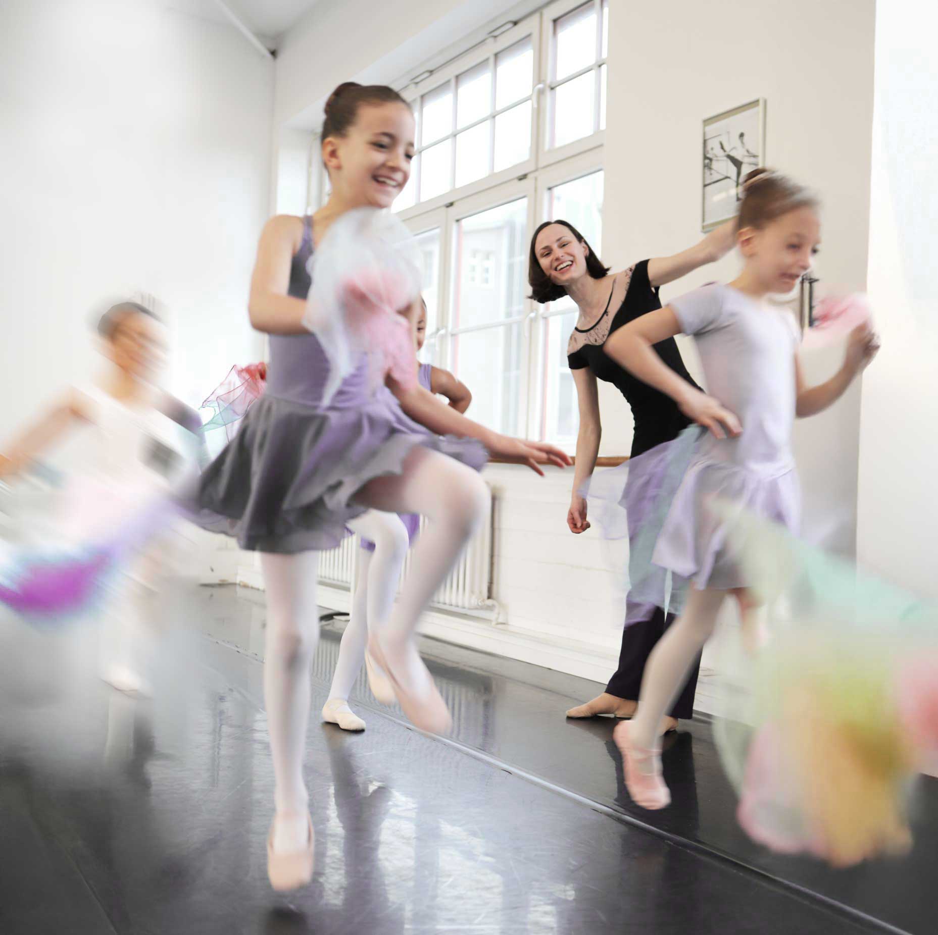 Kinder mit Freude in der Ballettstunde bei Valerie Lauer