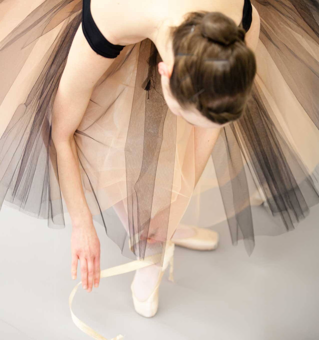 Ballerina bindet Ballettschuhe